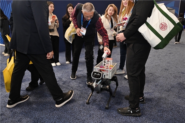 CES 2026 爆火出圈，Vbot超能机器狗开启全球消费级具身智能时代(图4)